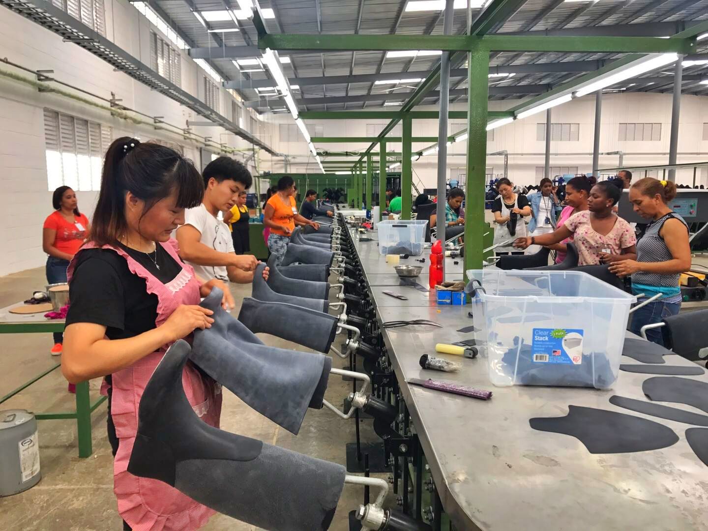 宁兴贸易集团多米尼加胶鞋生产基地试生产