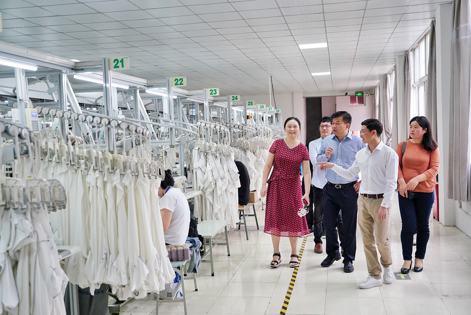 宁兴贸易集团服装生产基地举行开业典礼